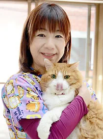 院長の渡久地千秋先生と猫ちゃん
